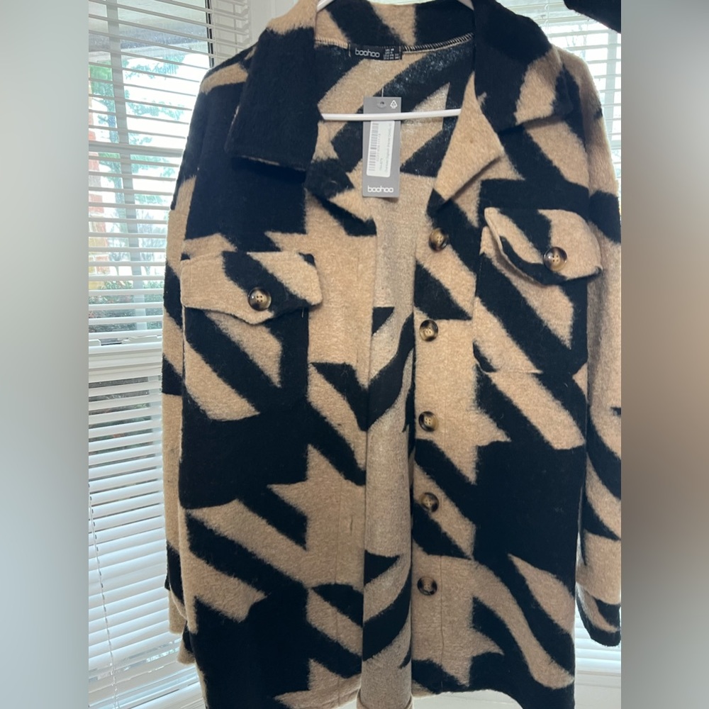 New Sweater/Jacket from boohoo- never worn. Tag still attached. Size 6 women